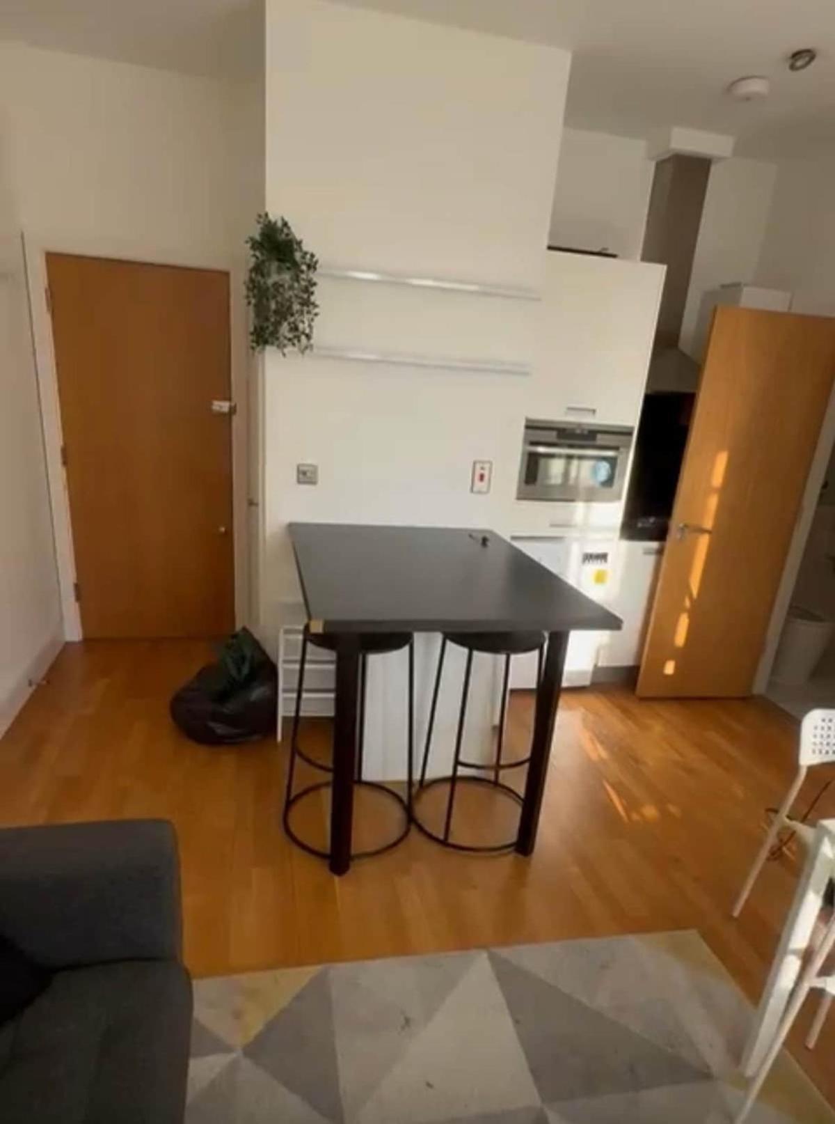 Appartamento Lovely High Street 30 Seconds From Station Londra